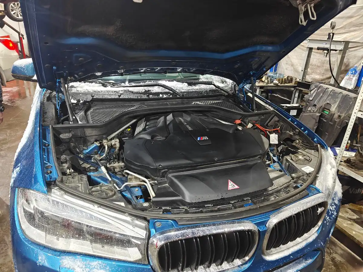 BMW X5 M на диагностике в мастерской