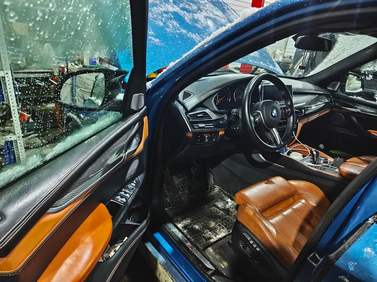 Салон BMW X5 M в мастерской